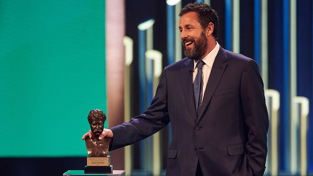 Adam Sandler recibe premio Mark Twain por su trabajo en la comedia