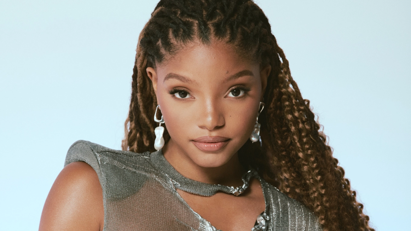 Halle Bailey presume nueva muñeca de La Sirenita con la que ya comparte un parecido