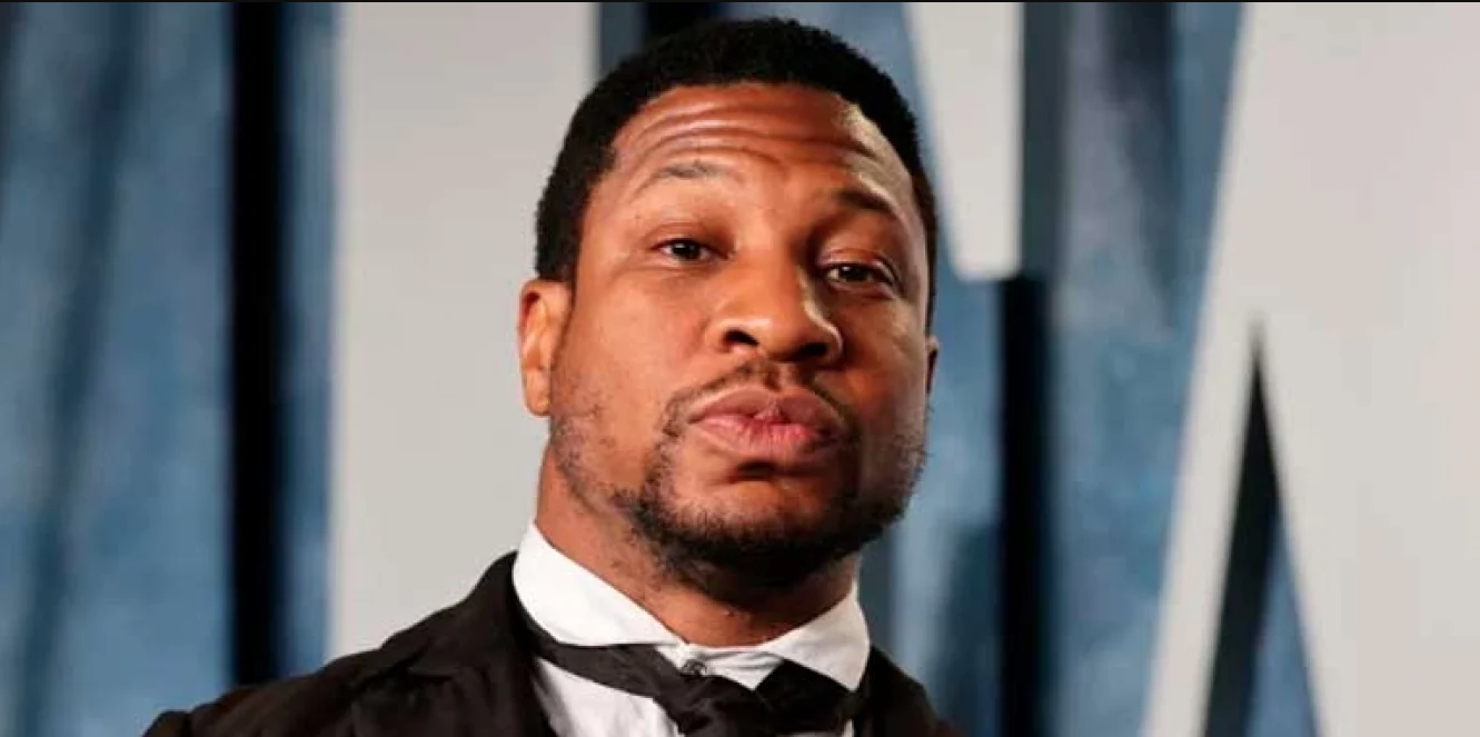 Jonathan Majors es imputado con múltiples cargos de agresión y acoso