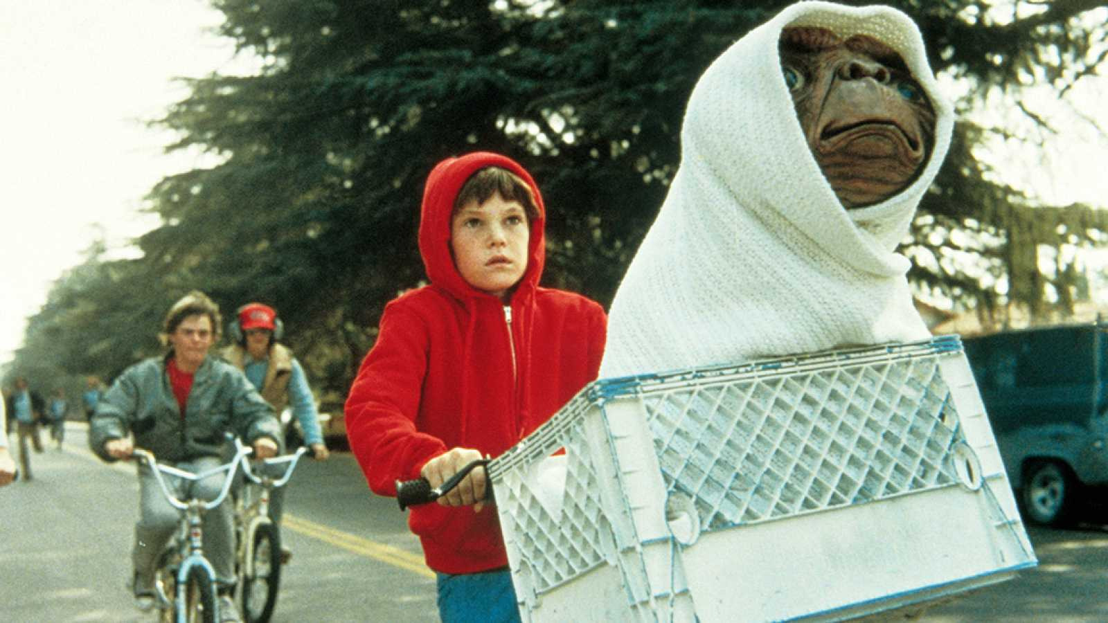 E.T., El Extraterrestre: Steven Spielberg se arrepiente de eliminar escena con armas de fuego de la película