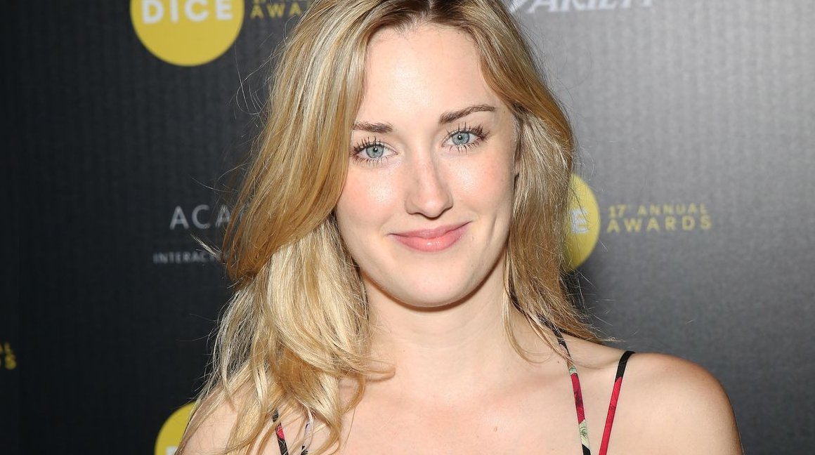 Ashley Johnson presenta orden de restricción por violencia doméstica contra su exnovio Brian W. Foster