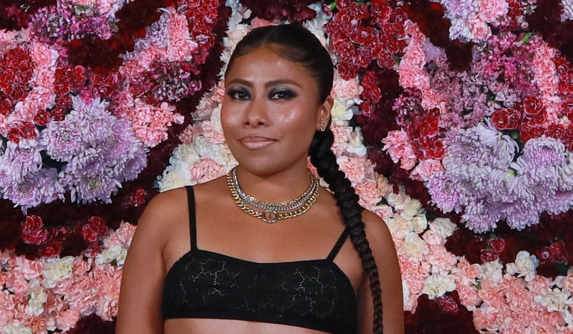 Yalitza Aparicio sorprende con deslumbrante atuendo en desfile de Dior