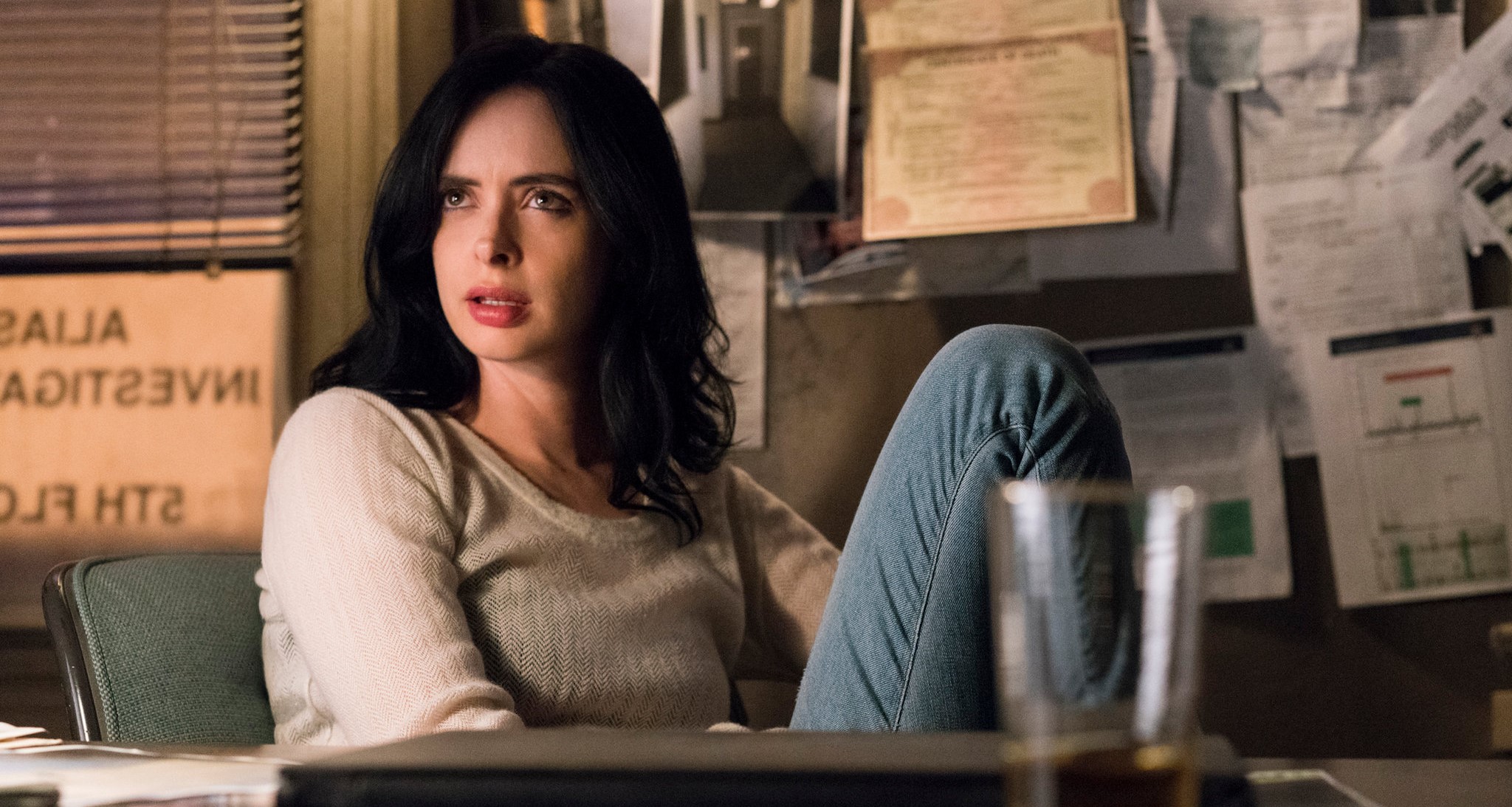 Guionista de Jessica Jones y Supergirl revela cómo es la explotación laboral de los estudios hacia los escritores