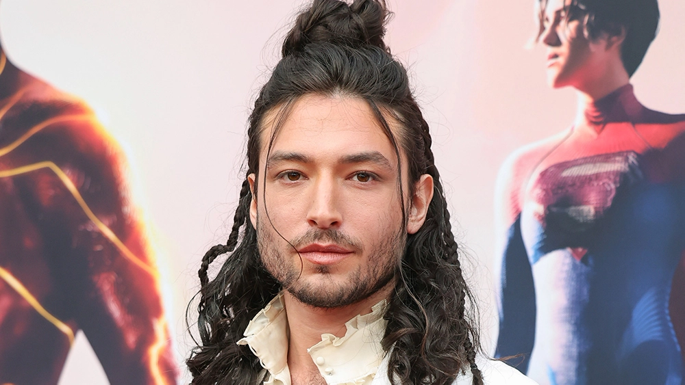 The Flash: Ezra Miller hace su primera aparición pública tras acusaciones en el estreno de la película