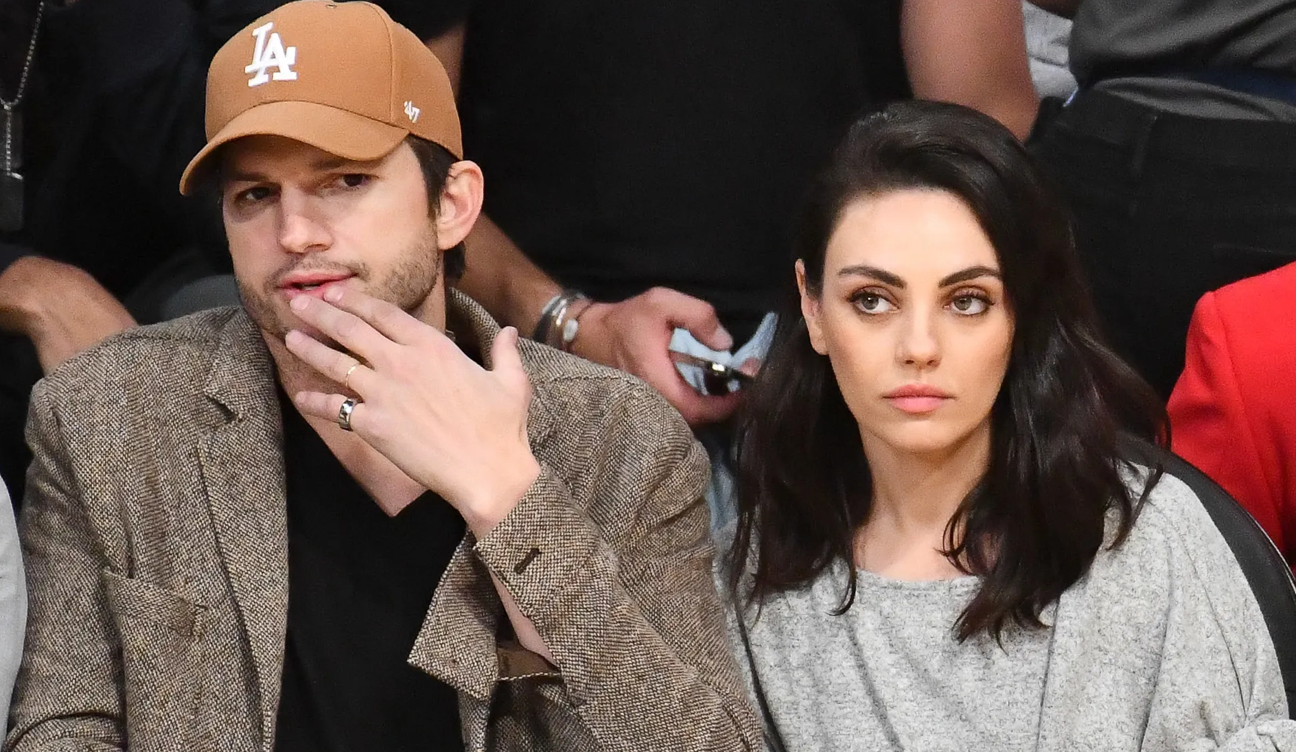 Ashton Kutcher y Mila Kunis piden perdón por defender a Danny Masterson