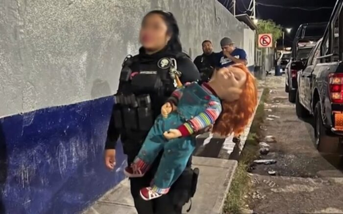 Chucky, el muñeco diabólico, es arrestado junto a su dueño por cometer atracos