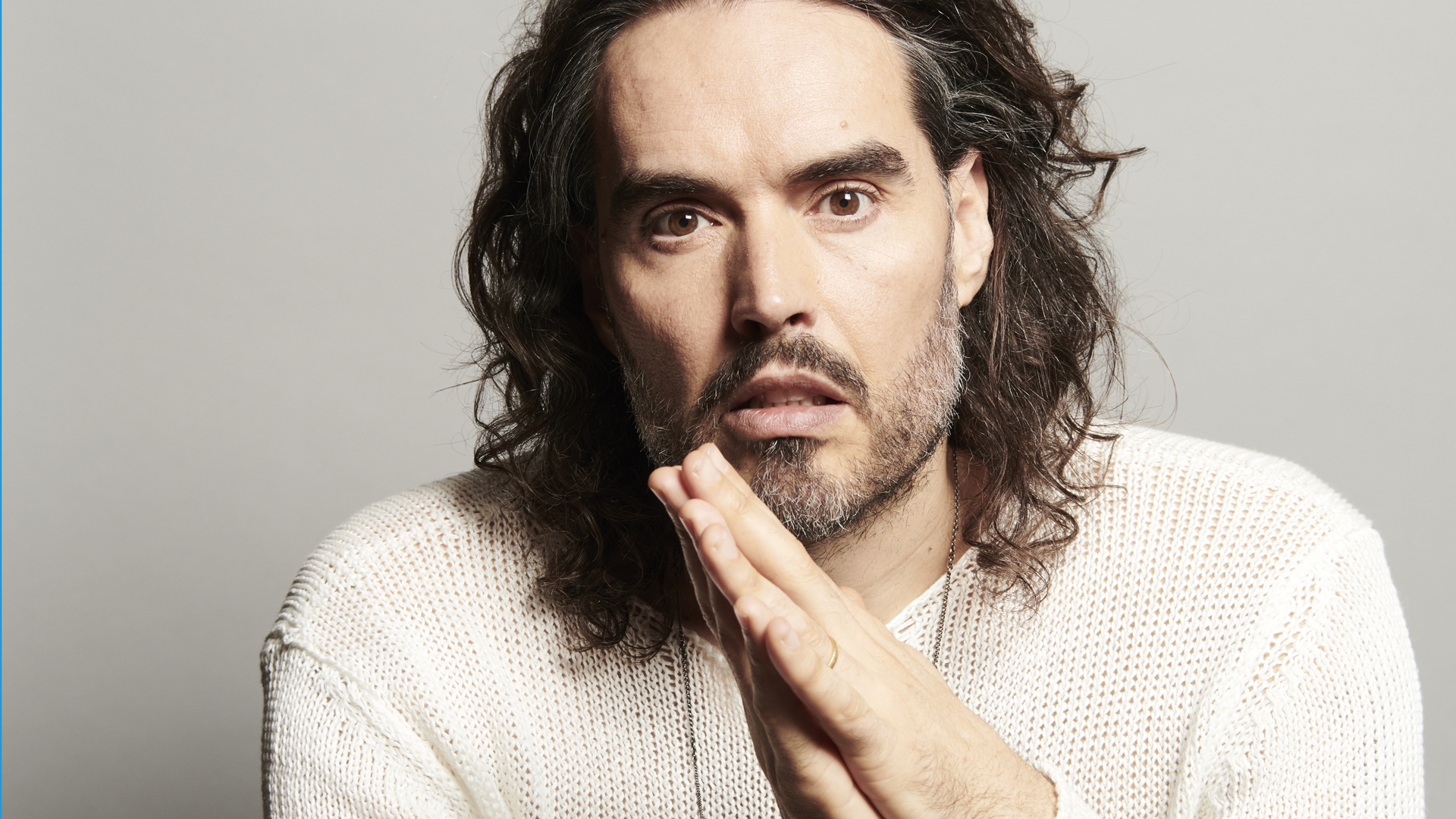 Editorial suspende contrato con Russell Brand tras acusaciones de abuso