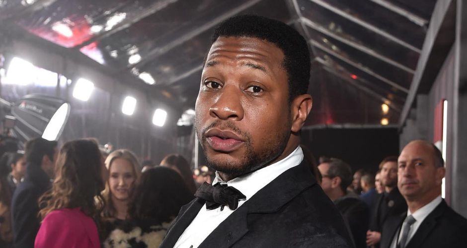 Jonathan Majors heroicamente detiene pelea escolar en un video que muchos creen que es montado