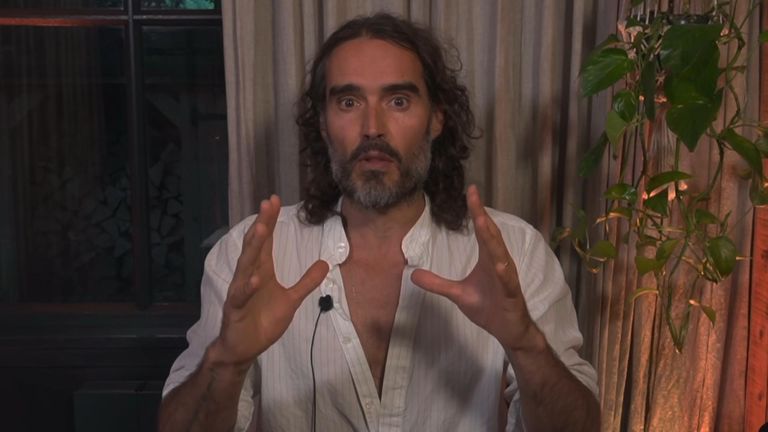 Russell Brand publica un video donde se defiende enérgicamente de las acusaciones por abuso en su contra