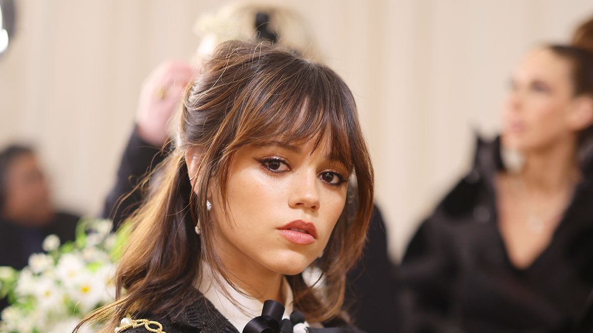 Jenna Ortega dice que fue muy difícil no encajar en los estándares de belleza durante su crecimiento