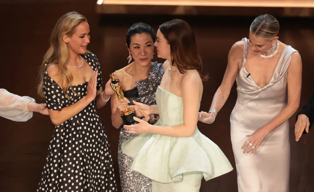 Oscar 2024: Michelle Yeoh se disculpa por ‘desairar’ a Emma Stone en los premios