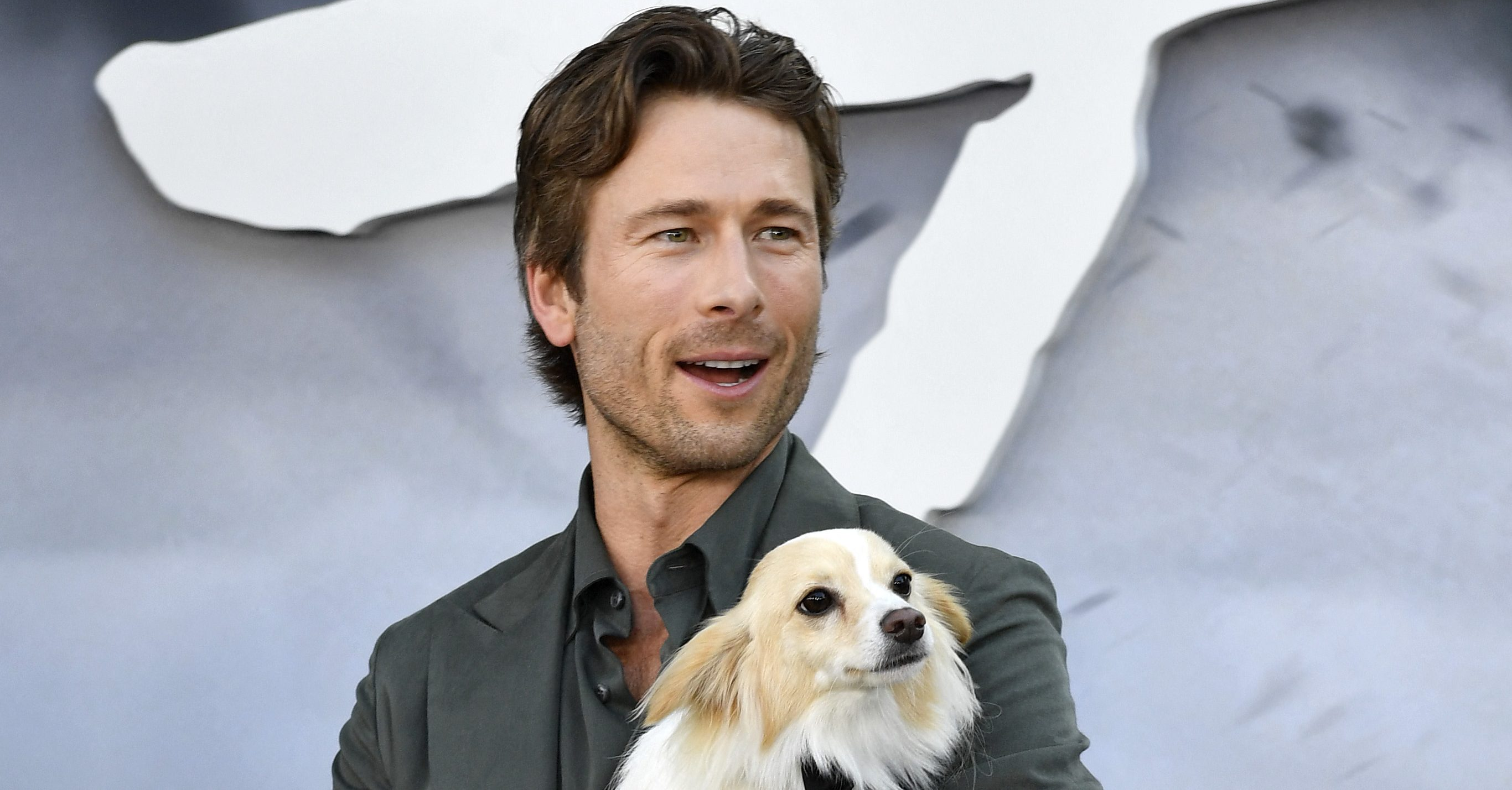 Glen Powell, actor de ‘Tornados’, revela cómo fue la tierna adopción de su perrito durante el rodaje