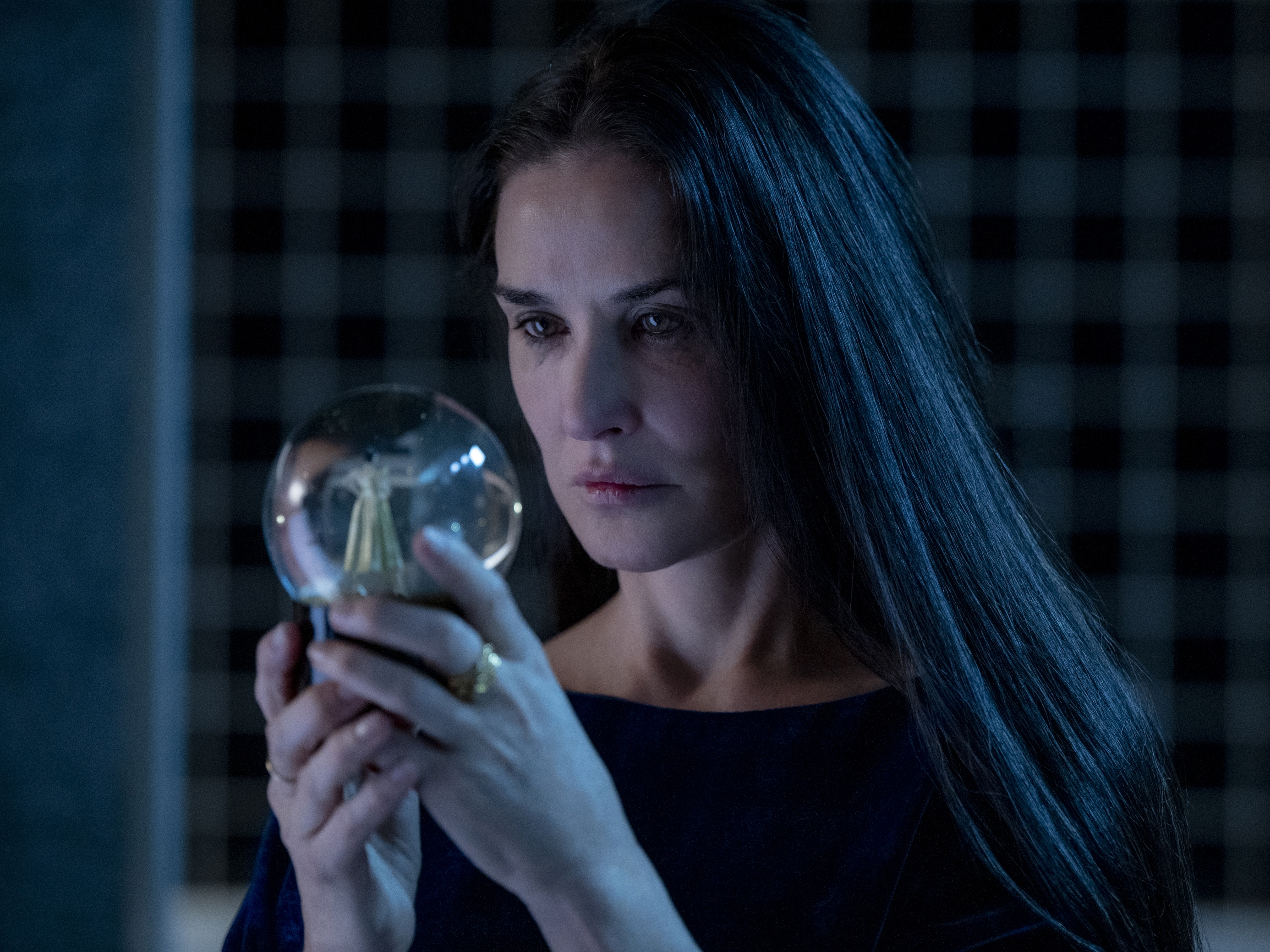 Juventud, divino tesoro: Cómo ‘The Substance’ con Demi Moore refleja la obsesión por no envejecer