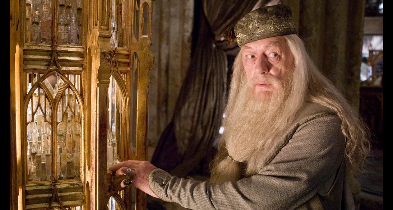 El poder de Dumbledore: En las películas, Dumbledore parece más poderoso que Voldemort, especialmente en su duelo en el Ministerio. En los libros, su poder es comparable pero no abrumador, y él mismo teme enfrentarse a Voldemort directamente.(Crédito: Warner Bros.)