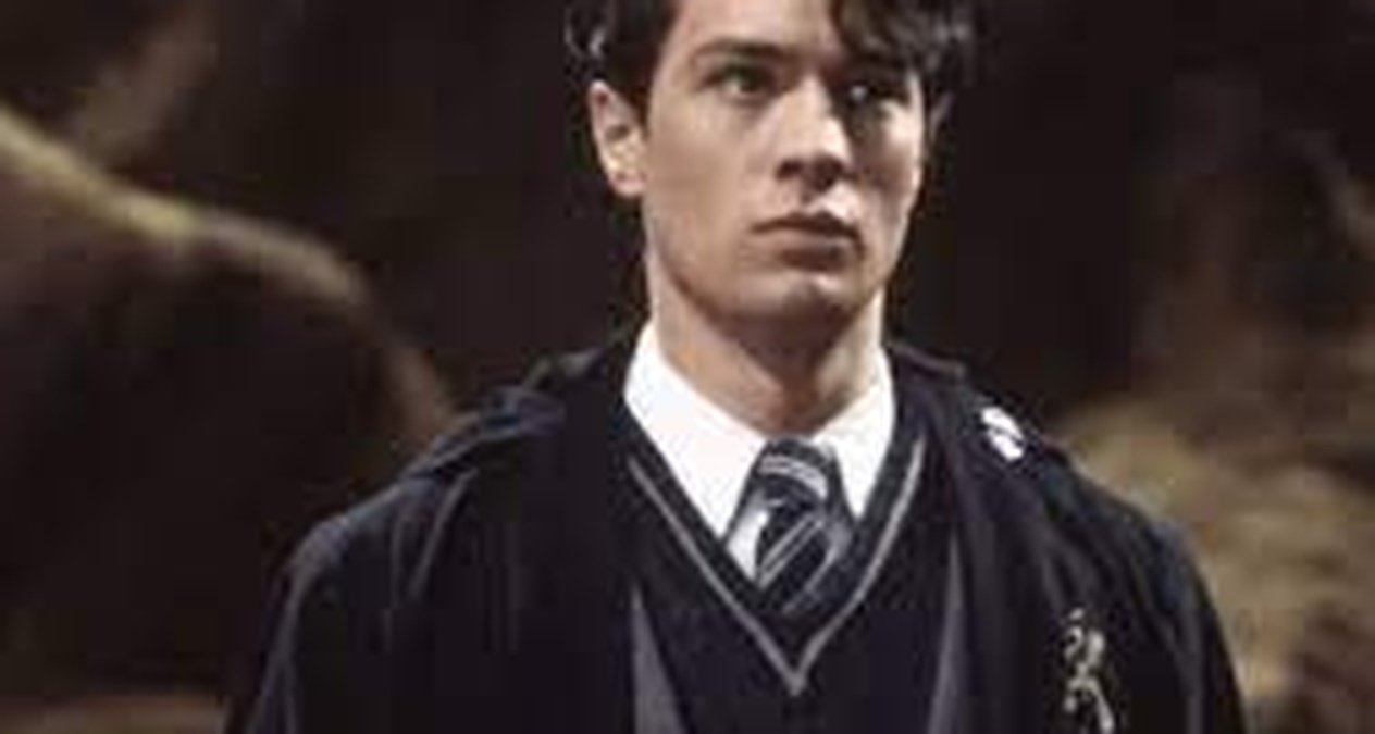 El pasado de Tom Riddle: El libro ‘El misterio del príncipe’ muestra múltiples recuerdos sobre Voldemort: su familia, el origen de los Horrocruxes y su obsesión por el poder. La película solo incluye dos escenas y omite gran parte de su historia.(Crédito: Warner Bros.)