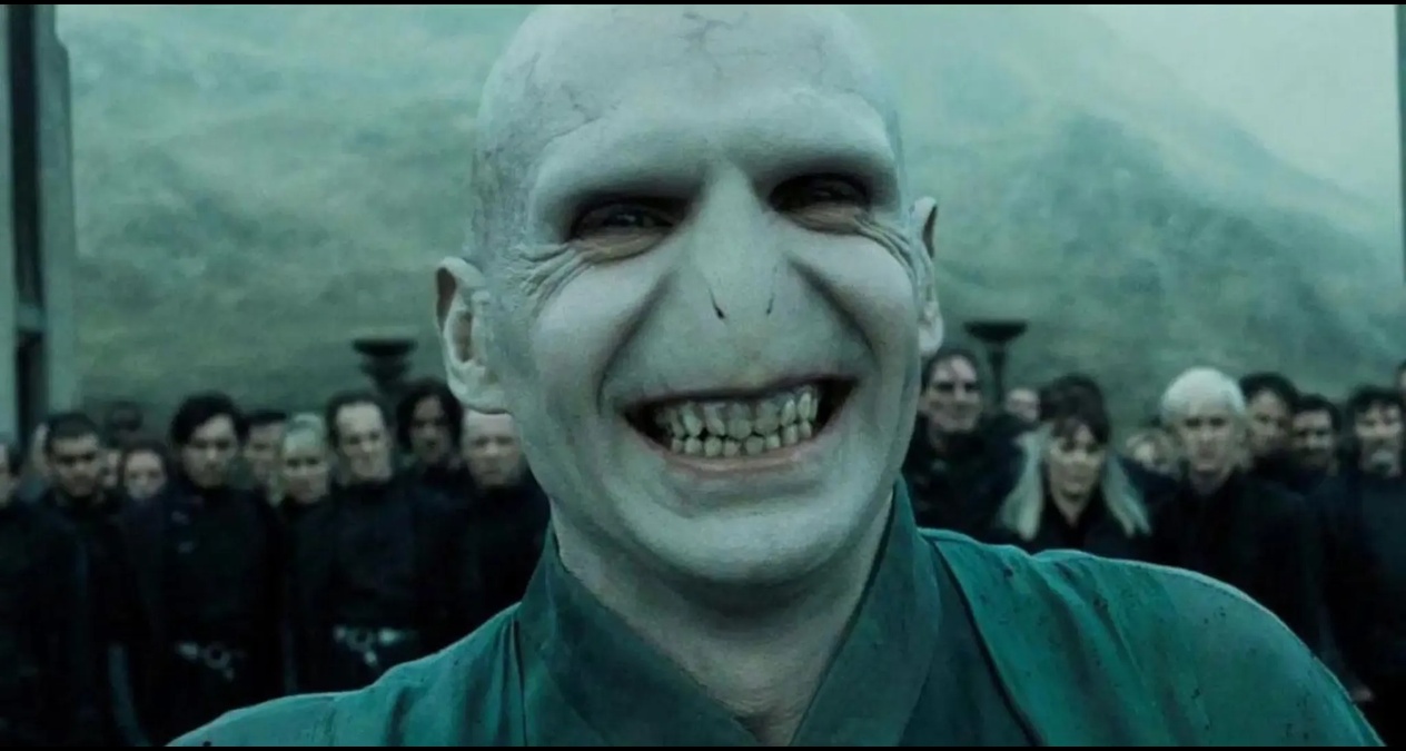 Apariencia de Voldemort: En los libros, Voldemort tiene piel blanca como la tiza, ojos rojos con pupilas verticales y cara más parecida a una serpiente. En las películas, sus ojos son grises y su rostro es más humano, aunque sin nariz.(Crédito: Warner Bros.)